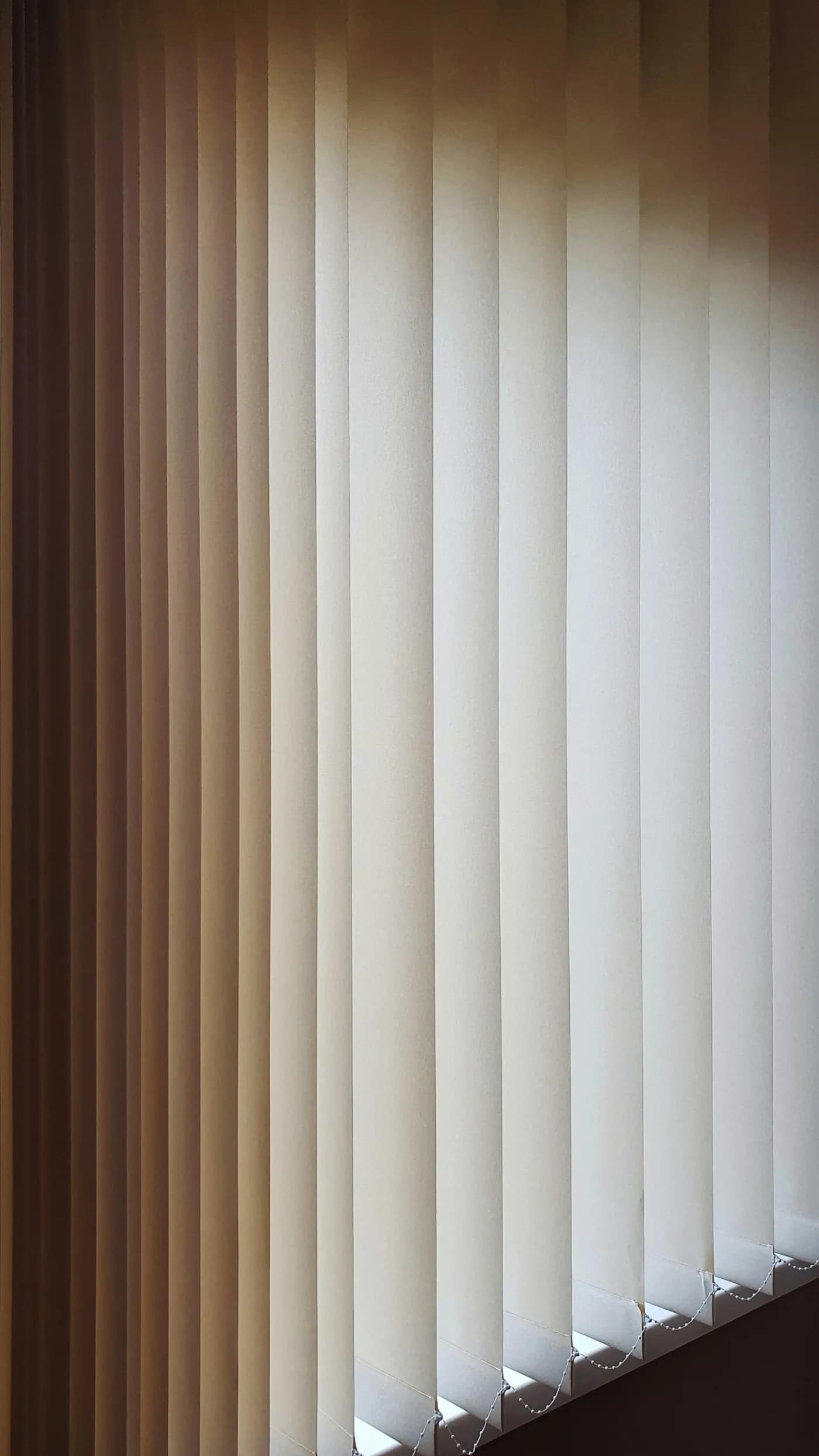 Vertical blinds miġbuda fuq tieqa għolja
