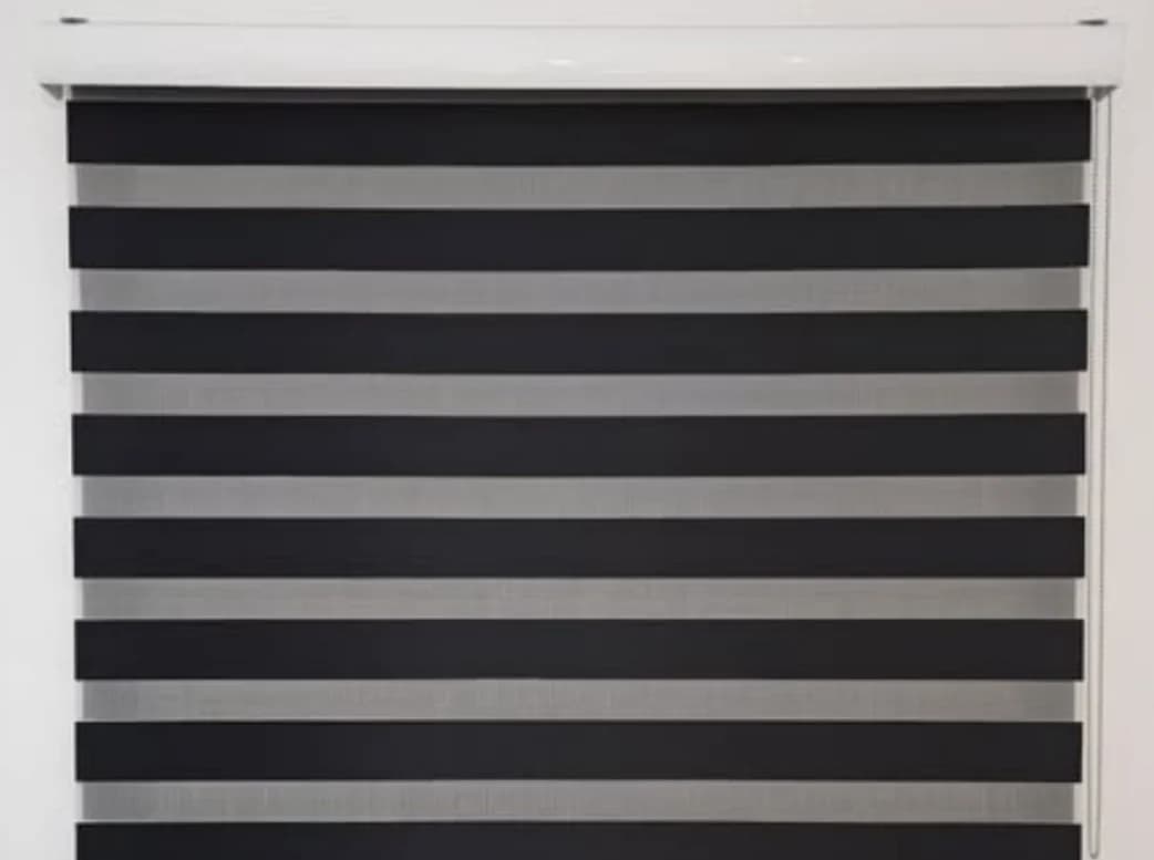 Zebra blind kulur faħam imwaħħal minn The Home Gallery f'dar ta' klijent